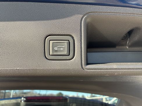 Used 2023 GMC Terrain SLE w/ Driver Convenience Package image 6