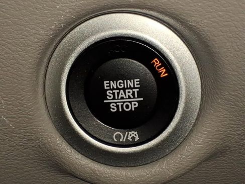 Used 2023 Chrysler Voyager LX image 21