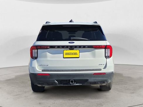 Used 2025 Ford Explorer Active AWD/4WD image 4