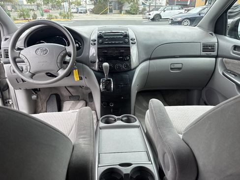 Used 2010 Toyota Sienna LE FWD image 22