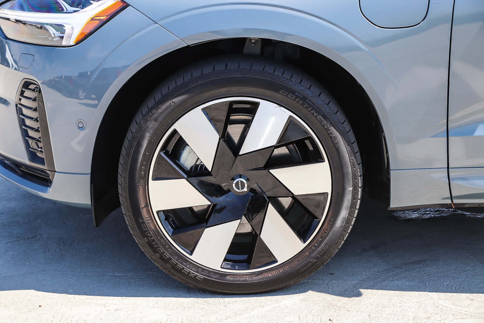 Used 2023 Volvo XC60 T8 Plus w/ Climate Package AWD/4WD image 12