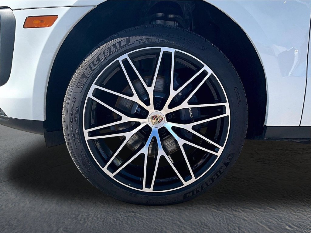 Certified 2026 Porsche Macan AWD/4WD image 11