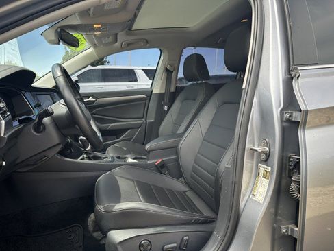 Used 2024 Volkswagen Jetta SE FWD image 11