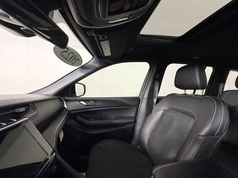 Used 2025 Jeep Grand Cherokee Altitude RWD image 18
