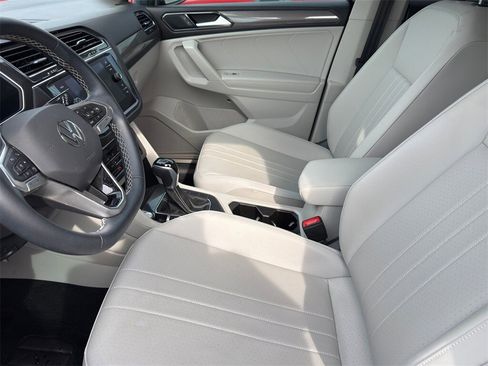 Used 2022 Volkswagen Tiguan SE w/ Panoramic Sunroof Package image 13