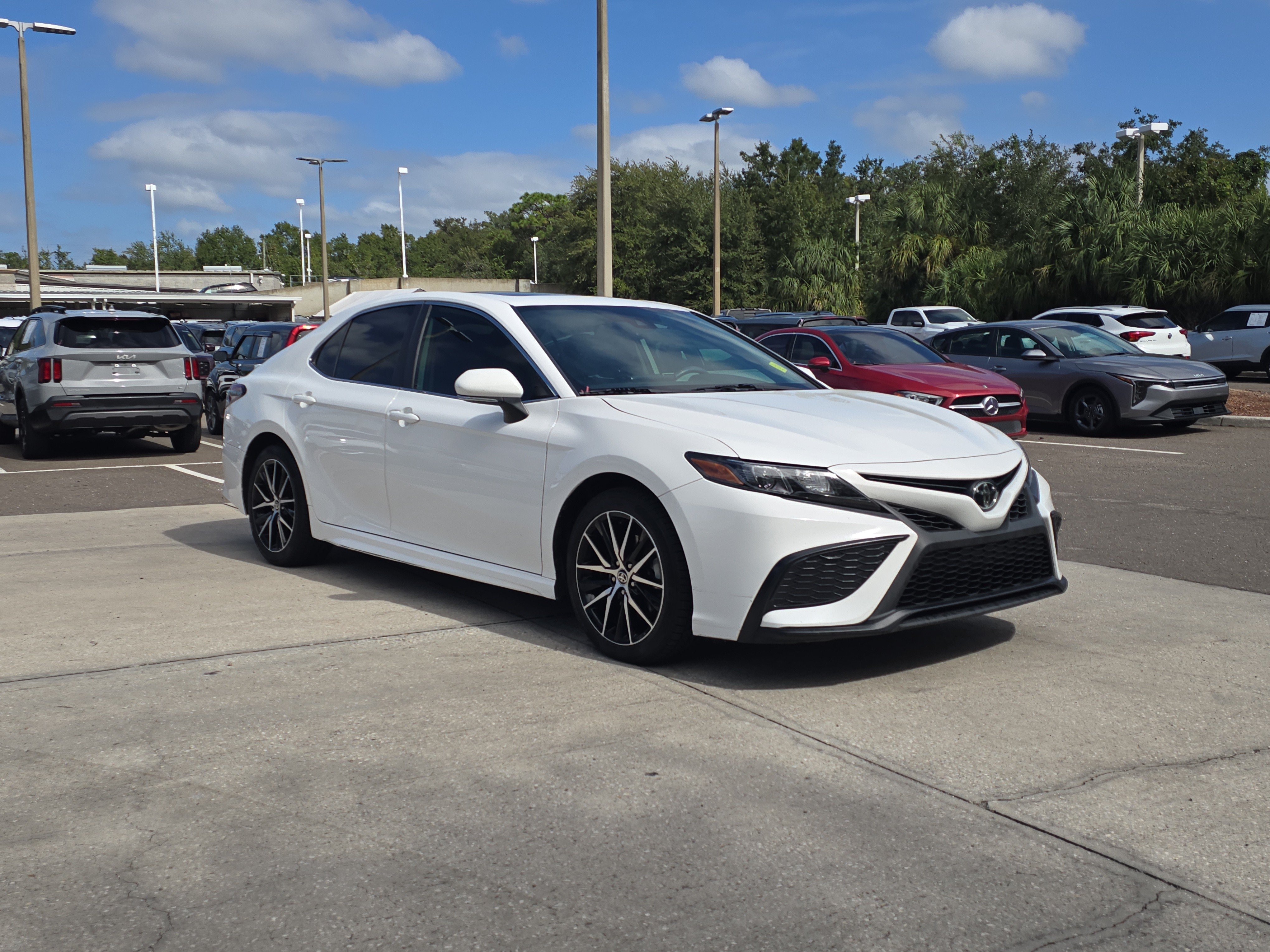 Used 2022 Toyota Camry SE w/ Audio Upgrade Package FWD image 2