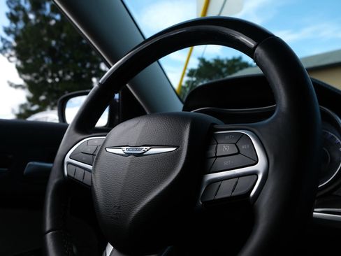 Used 2015 Chrysler 300 C image 40