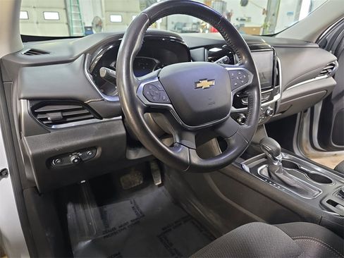 Used 2021 Chevrolet Traverse LT image 15