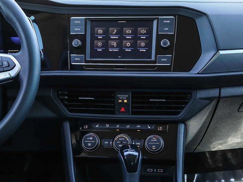 Certified 2022 Volkswagen Jetta SE image 13