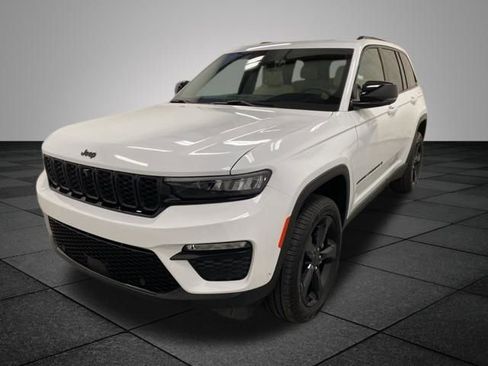 Used 2025 Jeep Grand Cherokee Limited w/ Luxury Tech Group II image 3