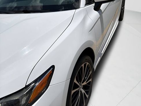 Used 2019 Toyota Camry SE FWD image 3