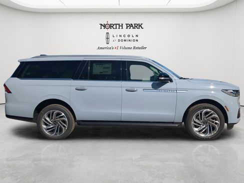 New 2026 Lincoln Navigator L Premier AWD/4WD image 2