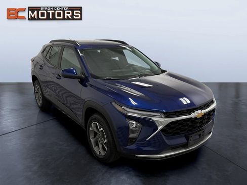 Used 2024 Chevrolet Trax LT w/ Sunroof Package image 7