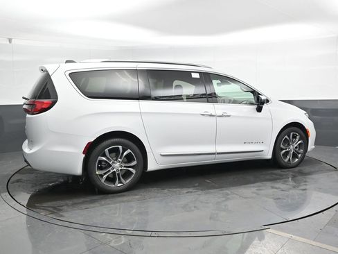 New 2026 Chrysler Pacifica Pinnacle w/ Trailer Tow Group AWD/4WD image 2