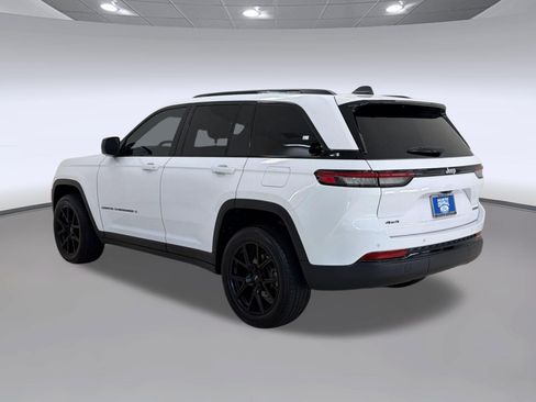 Used 2025 Jeep Grand Cherokee Laredo X AWD/4WD image 3