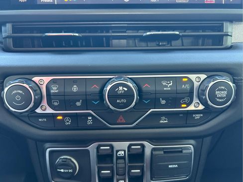 Certified 2025 Jeep Wrangler Unlimited Sahara AWD/4WD image 31