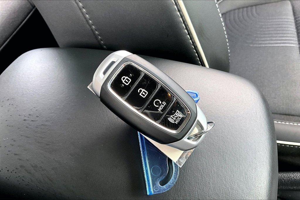 Used 2025 Hyundai Venue Limited FWD image 11