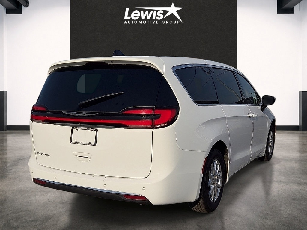 Used 2024 Chrysler Pacifica Touring-L FWD image 4