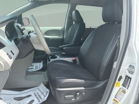 Used 2011 Toyota Sienna SE w/ Preferred Pkg FWD image 23