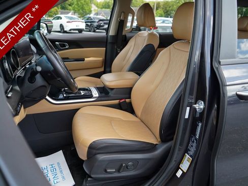 Used 2024 Kia Carnival EX FWD image 6
