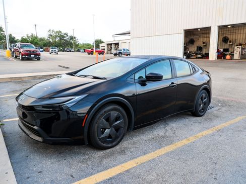 Used 2025 Toyota Prius LE FWD image 3