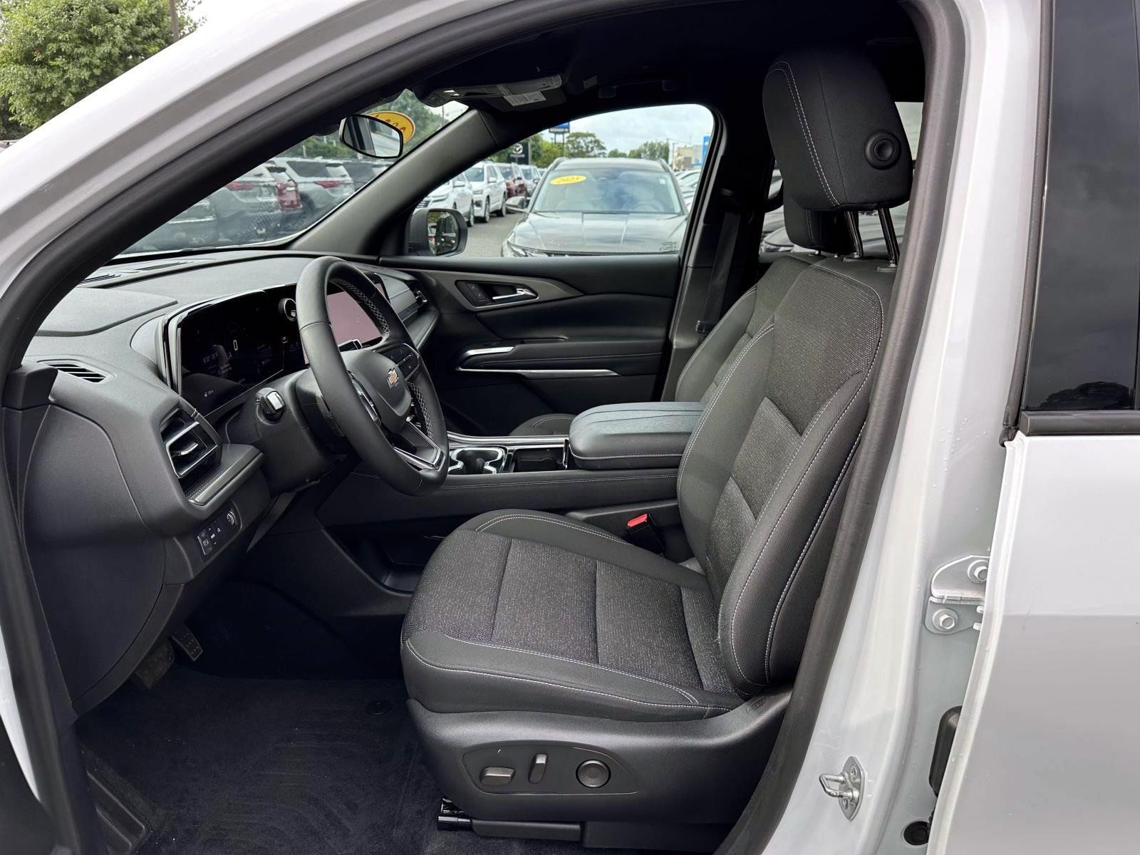 Used 2024 Chevrolet Traverse LT FWD image 11