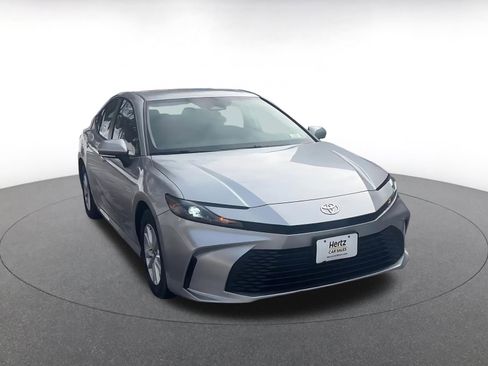 Used 2025 Toyota Camry LE image 3