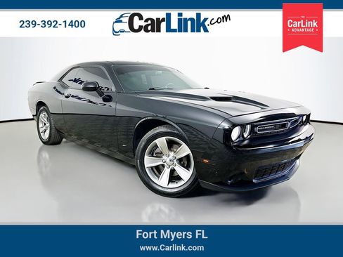 Used 2019 Dodge Challenger SXT image 1