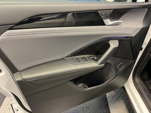 Certified 2025 Volkswagen Tiguan SE FWD image 8