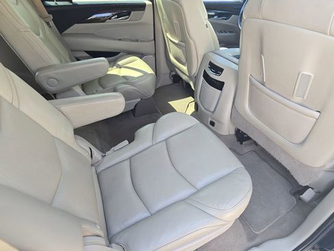 Used 2018 Cadillac Escalade Luxury RWD image 11