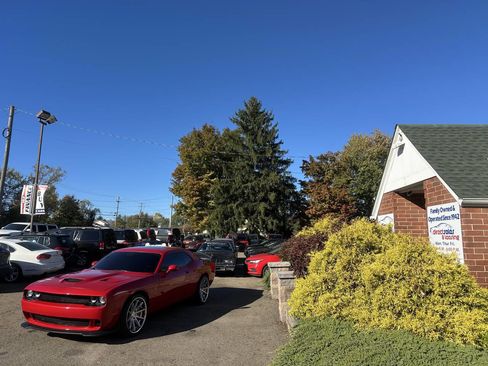 Used 2016 Dodge Challenger SRT Hellcat image 1