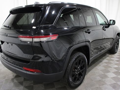 Used 2025 Jeep Grand Cherokee Altitude AWD/4WD image 29