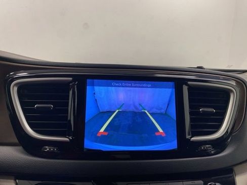 Used 2017 Chrysler Pacifica Touring-L image 14