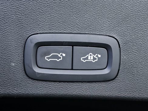 Used 2025 Volvo XC40 B5 Plus image 32