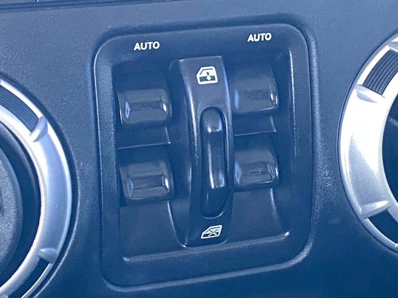 Used 2018 Jeep Wrangler Unlimited Sahara AWD/4WD image 30