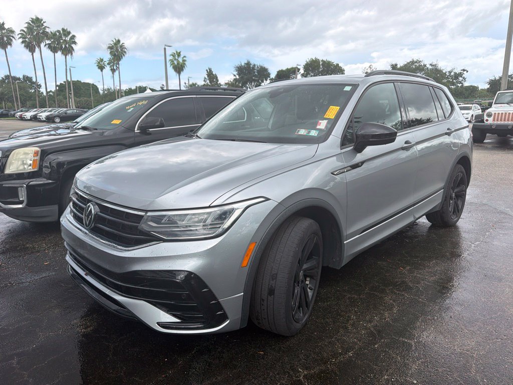 Used 2024 Volkswagen Tiguan SE R-Line FWD image 2