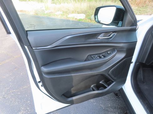 New 2025 Jeep Grand Cherokee Altitude image 20