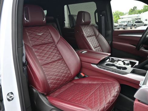 Used 2026 Cadillac Escalade Luxury w/ LPO, Floor Liner Package AWD/4WD image 34