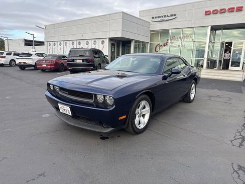Used 2014 Dodge Challenger SXT image 3