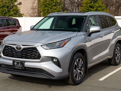 Used 2023 Toyota Highlander XLE image 3