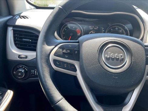 Used 2017 Jeep Cherokee Latitude w/ Safety/Convenience Group AWD/4WD image 21