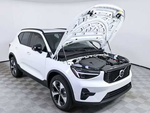 New 2026 Volvo XC40 B5 Plus w/ Protection Package Premier image 32