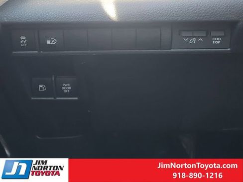 Used 2025 Toyota Sienna XLE image 22