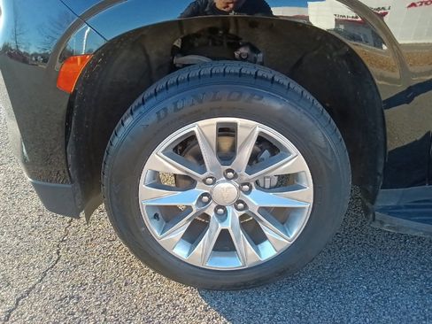 Used 2024 Chevrolet Suburban Premier image 10