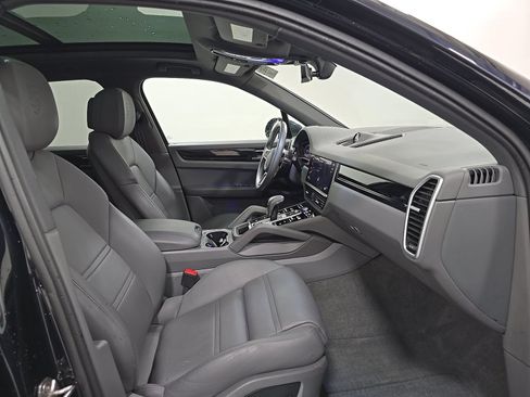 Used 2023 Porsche Cayenne AWD/4WD image 9