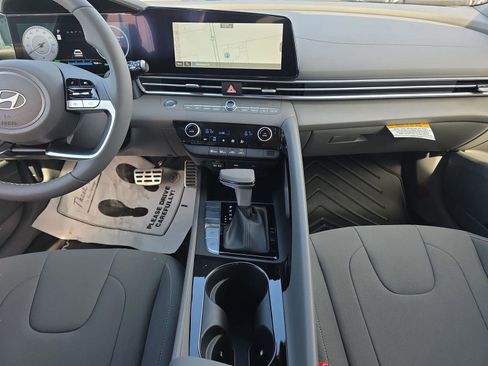 New 2025 Hyundai Elantra SEL image 9