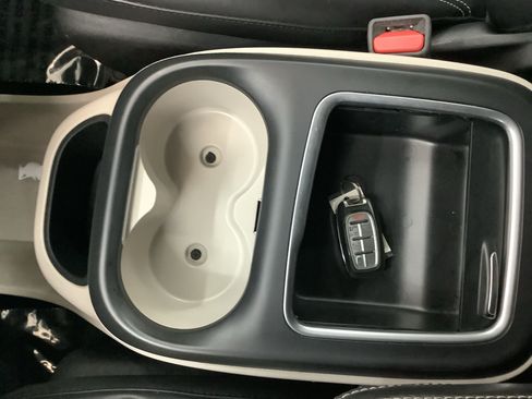 Used 2023 Chrysler Pacifica Touring-L FWD image 19