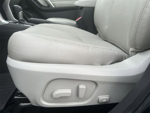 Used 2016 Subaru Forester 2.5i Touring w/ Eyesight & Navigation System image 11