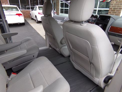 Used 2008 Chrysler Town & Country Touring FWD image 26