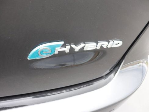 Used 2023 Chrysler Pacifica Touring-L FWD image 8